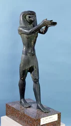 Socha boha Hora přinášejícího nabídku nápojů, třetí přechodné období, cca 750 př. n. l. (bronz)
