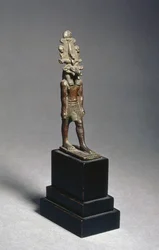 Postava Harsaphese, božstva s beraní hlavou, Pozdní období, cca 600 př. n. l. (bronz)