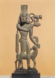 Postava muže držícího opici s kozorožcem, který si olizuje koleno, Saite Period (bronz)