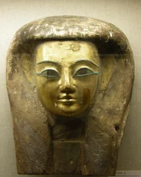 Hlava ze sarkofágu, Sait Period (palmové dřevo se zlatým listem)