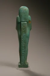 Zadní pohled na postavu Ushabti pro Hekaemsafa, admirála flotily, vláda Amasis, 570-526 př.nl (fajáns) (přední strana viz 270355)