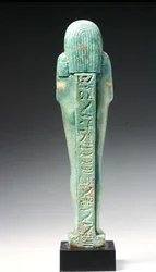 Zadní pohled na figurku Ushabti pro Nakht-Hor-em-heb-mes-em-khereden, pozdní dynastické období, cca 600 př. n. l. (fajáns) (přední strana viz 241439)