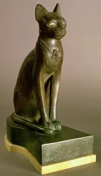Soška kočky představující bohyni Bastet s kartuší Psamtek I, období Saite, cca 664-610 (bronz a zlato)