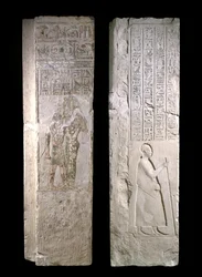 Dveřní zárubeň s vyobrazením krále Nectaneba I., kterého ošetřuje Hathor, 380-343 př. n. l., pozdní období (vápenec)