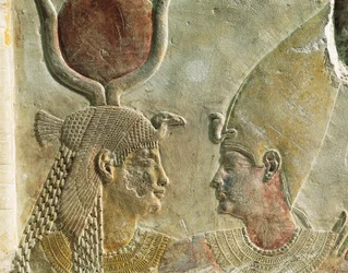 Král Nectanebo II (360-343 př.nl) vítán bohyní Isis, malovaný vápencový reliéf, ze Serapea v Sakkáře, detail