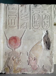Nektanebo II. (360-343 př. n. l.) objímaný bohyní Isis, fragment dveří, Pozdní doba, kolem 358-341 př. n. l.