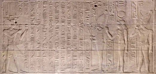 Reliéfy ve vnitřní svatyni, chrám Philae, Asuán, Egypt