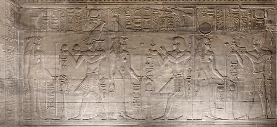 Reliéfy ve vnitřní svatyni, chrám Philae, Asuán, Egypt