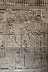 Reliéfy ve vnitřní svatyni, chrám Philae, Asuán, Egypt