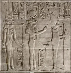Reliéfy ve vnitřní svatyni, chrám Philae, Asuán, Egypt
