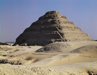 Stupňovitá pyramida krále Džosera (asi 2667-2648 př. n. l.) Stará říše