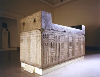 Sarkofág se samostatným víkem z Gízy v Egyptě, Stará říše, kolem 2555-2532 př. n. l.