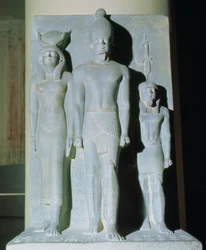 Triáda Menkaurea (Mycerinus) s bohyní Hathor a jedním z nomových božstev, pocházející z údolního chrámu Menkaureovy pyramidy v Gíze, Stará říše, kolem 2529 př. n. l.