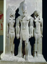 Triáda Menkaurea (Mykerina) s bohyní Hathor a bohyní nomu Afroditopolis, pocházející z údolního chrámu Menkaureovy pyramidy v Gíze, Stará říše, asi 2529 př. n. l.
