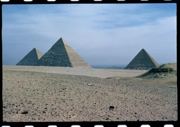 Pohled na pyramidy Chufu, Khafre a Menkaure, Stará říše
