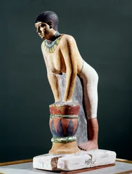 Egyptský starověk: „Egyptský pracovní ječmen k výrobě piva““ Figurka. 5. dynastie. 2400 před naším letopočtem. Florencie, Museo Archeologico - Egyptské starožitnosti: Egyptská žena filtrující ječný chléb k výrobě piva. Figurka. 5. dynastie. 2400 před naším