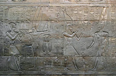 Egyptské starověké umění: král Alexandr Veliký přináší oběti bohu Amonovi-Minovi. Detail nízkého reliéfu. Kaple Posvátné bárky, chrám v Luxoru, Egypt.