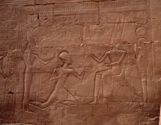 Egyptský starověk: reliéf zdobící stěny chrámu v Karnaku (Karnak), Egypt.