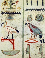 Egyptské hieroglyfy z nástěnné malby v hrobce