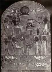 Horovy oči Basreliéf : Basreliéf a hieroglyfy na obloukové stéle se dvěma Horovýma očima na vrcholu. Art Egyptien. Stela Musee du Louvre, A.G. Foto