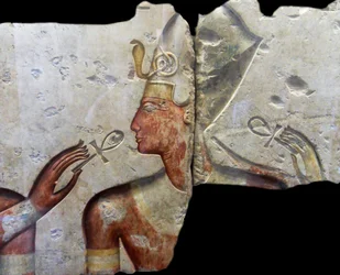 Král Ramses II. mezi bohy. Pochází z malého chrámu postaveného králem Ramsesem II. v Abydosu. Asi 1275 př. n. l. (19. dynastie) (malovaný vápenec)
