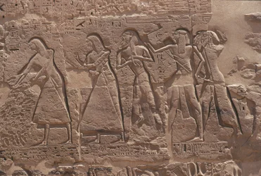 Reliéf písaře a zajatce v opevněném chrámu Ramsese III. v Medinet Habu