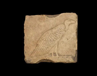 Kvádr se stojícím supem na jedné straně a se sovou na druhé straně, obojí v nízkém reliéfu, ptolemaiovské období, 305-30 př. n. l. (vápenec)