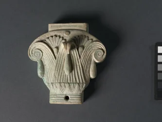 Krabice (Pyxis) ve formě složeného kapitálu, 305-30 př.nl (bledá modrá fajáns červenka)