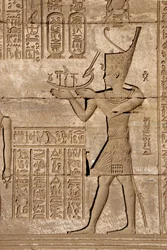 Egyptský starověk: Římské mammisi připomínající narození Ihyho, syna Isis - Detail reliéfů a hieroglyfů, Chrám Hathor, Denderah, Egypt - Egyptská civilizace: muž nesoucí symbolickou kůru, detail římské mammisi, připomínající narození