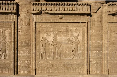 Egyptský starověk: Římské mammisi připomínající narození Ihyho, syna Isis. Chrám Hathor, Denderah, Egypt