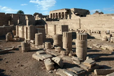 Egyptský starověk: sloupy chrámu zasvěcené Hathor, Dendera, Egypt
