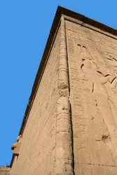Egyptská starožitnost: roh zadní stěny chrámu zasvěcený bohyni Hathor (vpravo znázornění Kleopatry). Dendera, Egypt