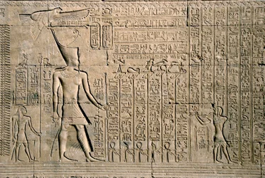 Egyptský starověk: vnější reliéf s hieroglyfy. Chrám Hathor, Denderah, Egypt - egyptská civilizace: hierogyfy a postavy vytesané na stěně chrámu Hathor (nebo chrámu Tentyra) v Denderah, postaveného za vlády Pepiho I. (asi 2250 př. n. l.) -