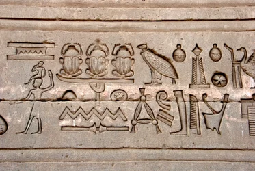 Egyptský starověk: hieroglyfy na východní stěně chrámu Hathor, Dendera, Egypt