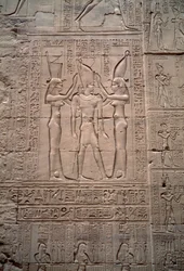 Egyptská starověká památka: nízký reliéf znázorňující korunovaci krále Ptolemaia IV. Horův chrám, Edfu, Egypt