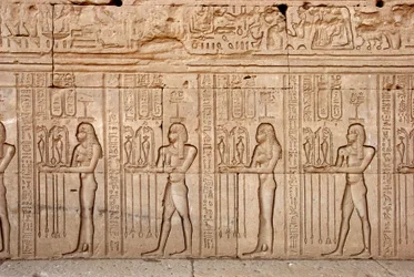 Egyptský starověk: obětiny a pocty předložené bohyni, chrám Hathor, Denderah, Egypt - Egyptská civilizace: oběti a pocty přinesené bohyni - Postavy vytesané na stěně chrámu Hathor (nebo chrámu Tentyra) v Denderah,