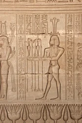 Egyptský starověk: zobrazení muže přinášejícího obětiny jako poctu bohyni, chrám Hathor, Dendera, Egypt
