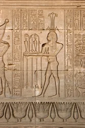 Egyptský starověk: zobrazení boha Nilu, Hapy a hieroglyfů, chrám Hathor, Denderah, Egypt - egyptská civilizace: bůh Nilu Hapy a hieroglyfy vytesané na stěně chrámu Hathor (neboli chrámu Tentyry) v Denderah,