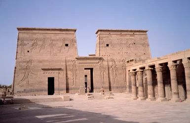 Egyptský starověk: pohled na vchod do chrámu Edfu (Edfu) zasvěceného božskému Horovi a postaveného v letech 237 až 57 před naším letopočtem. Egypt