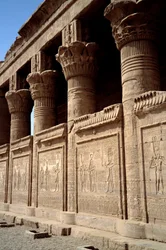 Egyptská architektura: pohled na chrám Hathor v Denderah. Ptolemaiovské období. Egypt.