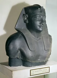 Fragment sochy Ptolemaia I. v egyptském stylu, 305-283 př. n. l. (čedič)