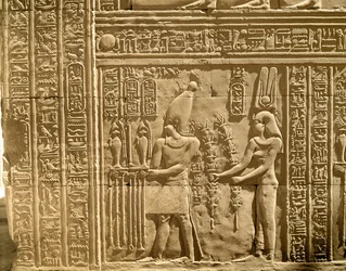 Reliéf zobrazující Ptolemaia VIII. Euergeta II. (Fyskona) a Kleopatru III. přinášející oběti bohům