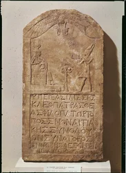 Stéla zasvěcená Isis zobrazující Kleopatru VII. (69-30 př. n. l.), jak v roce 51 př. n. l. přináší oběť Isis kojící svého syna Hora