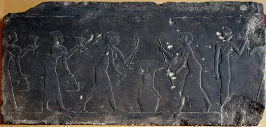 Egyptská antika: vápencová deska s nízkým reliéfem představující lisování lotosových květů, 8. až 7. století př. n. l. (reliéf)