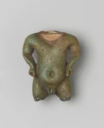 Fragmentární amulet z Pataikosu, 1539-30 př.nl (fajáns)