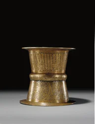 Intarzovaný stojan na tácy, mamlúcký Egypt nebo Sýrie, první polovina 14. století