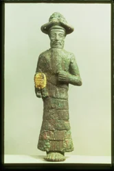 Elamitský bůh se zlatou rukou ze Susa, jihozápadní Írán, cca 1800-1700 př. n. l. (bronz a zlato)