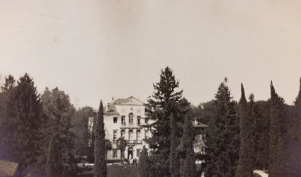 Album první světové války ve Friuli-Venezia Giulia: pohled na Villa Brazzà, domov 17 válečné nemocnice v Soleschiano Manzano, fotografie pořízená z kostelní věže, 01-04/1916 (č/b fotografie)