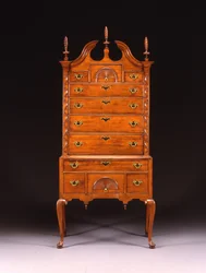 Rodina Hawley-Clarke-Lyman, královna Anna, vyřezávaná vysoká komoda, oblast Hadley nebo Springfield, Massachusetts, kolem 1750-70 (třešňové dřevo)
