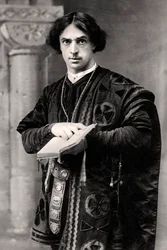 John Martin Harvey 1863-1944, anglický herec, 1907.